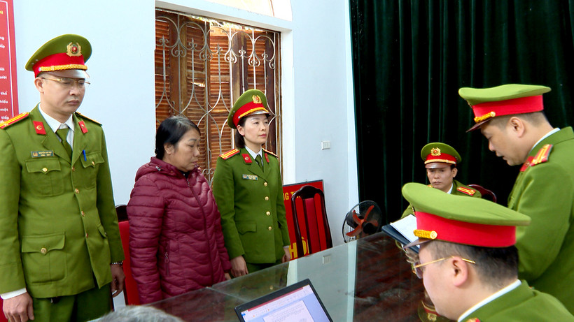 Lực lượng chức năng thi hành lệnh bắt tạm giam đối với Nguyễn Thị Hòa, Giám đốc Công ty TNHH Vạn Phúc. (Nguồn: Công an tỉnh Hà Giang)