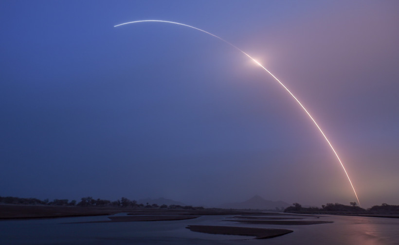 Tên lửa đẩy Trường Chinh 2F mang theo tàu vũ trụ Thần Châu-18 rời bệ phóng tại Trung tâm Phóng vệ tinh Tửu Tuyền ở Tây Bắc Trung Quốc. (Ảnh: THX/TTXVN)