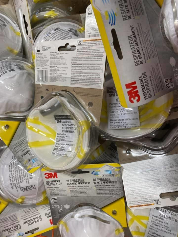 Khẩu trang là mặt hàng hot nhất trong thời gian này tại tất cả các địa điểm cung cấp. (Ảnh: Nhi Hồng)