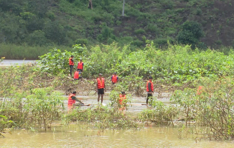 Lực lượng cứu hộ tổ chức tìm kiếm thi thể hai nạn nhân bị nước cuốn trôi mất tích. (Ảnh: Đậu Tất Thành/TTXVN)