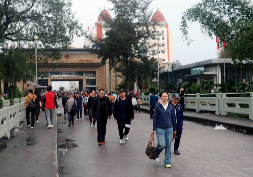 Khách du lịch xuất nhập cảnh tại Cửa khẩu quốc tế Móng Cái, tỉnh Quảng Ninh. (Ảnh: Văn Đức/TTXVN)