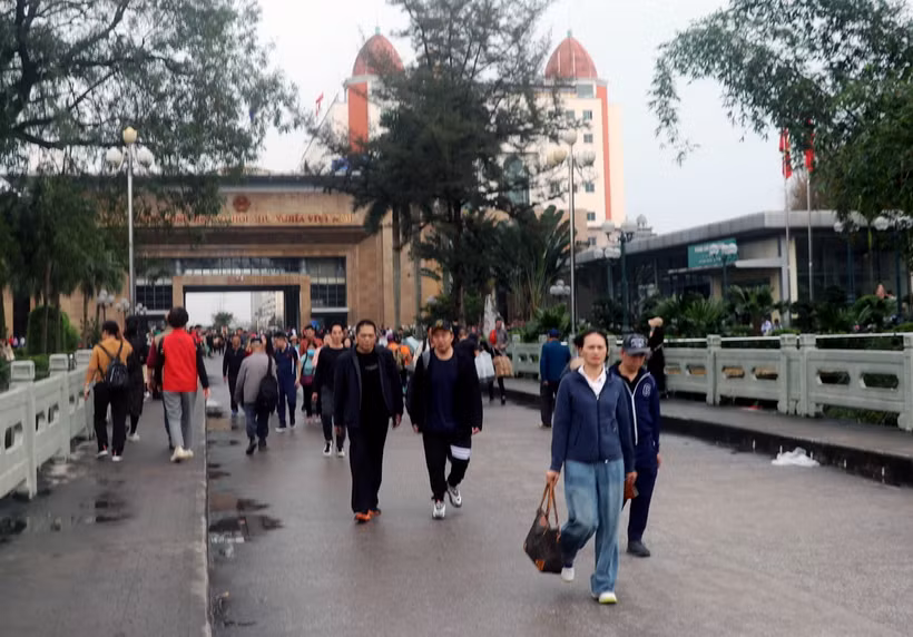 Khách du lịch xuất nhập cảnh tại Cửa khẩu quốc tế Móng Cái, tỉnh Quảng Ninh. (Ảnh: Văn Đức/TTXVN)