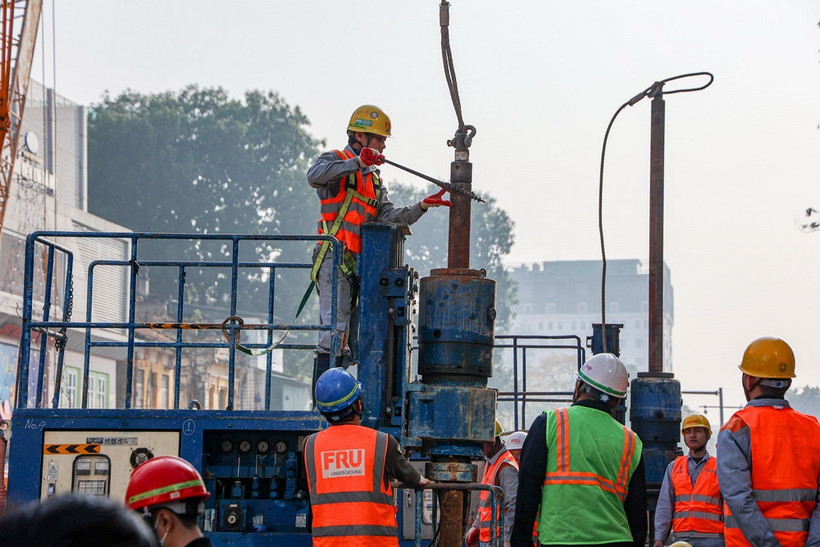 Cán bộ, kỹ sư, công nhân đang nỗ lực làm việc xuyên Tết, đảm bảo tiến độ dự án, sớm đưa đoạn trên cao, tuyến đường sắt đô thị Nhổn-Ga Hà Nội vào hoạt động. (Ảnh: TTXVN)