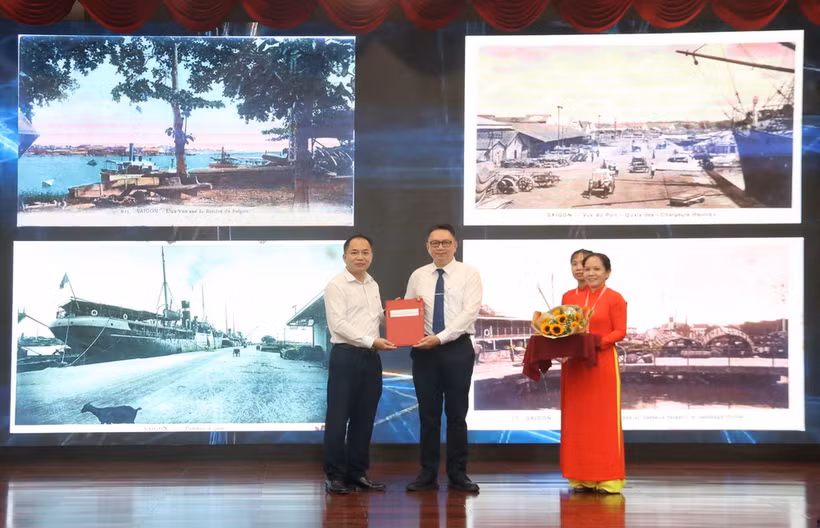 Ông Phạm Thành Nam, Giám đốc Bảo tàng Tôn Đức Thắng tiếp nhận tài liệu từ Trung tâm Lưu trữ quốc gia II. (Ảnh: Thu Hương/TTXVN)