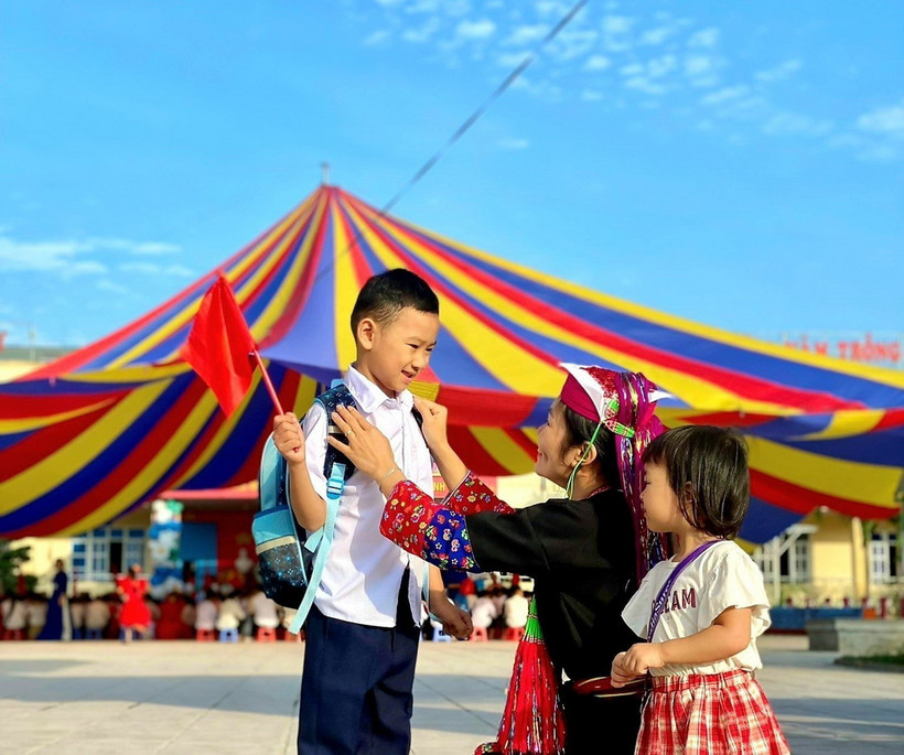 Phụ huynh huyện Ba Chẽ, tỉnh Quảng Ninh, đưa con đến trường khai giảng năm học mới. (Ảnh: Thanh Vân/TTXVN)