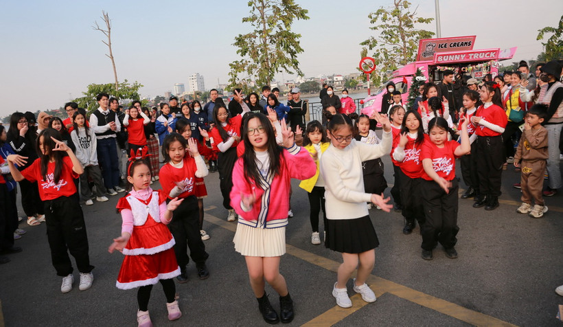 Các dancer nhí biểu diễn tại chương trình. (Ảnh: Minh Thu/TTXVN)