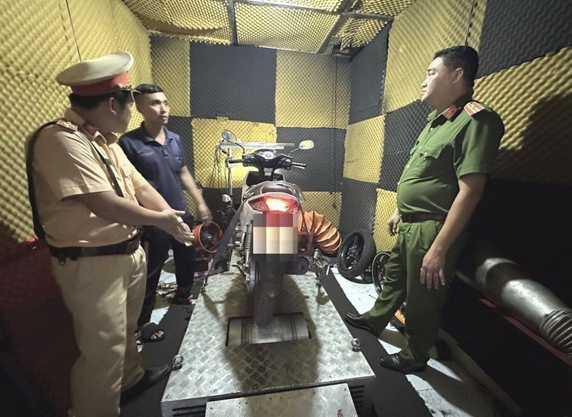 Công an kiểm tra tại phòng cách âm, phục vụ việc kiểm tra tốc độ phương tiện của lò "độ" xe. (Ảnh: TTXVN phát)