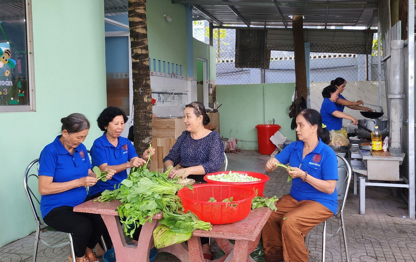 Các nhóm thiện nguyện tham gia nấu ăn tại Bếp ăn 5.000 đồng của Nhà thờ phường 4, thành phố Vĩnh Long, tỉnh Vĩnh Long. (Ảnh: Lê Thúy Hằng/TTXVN)