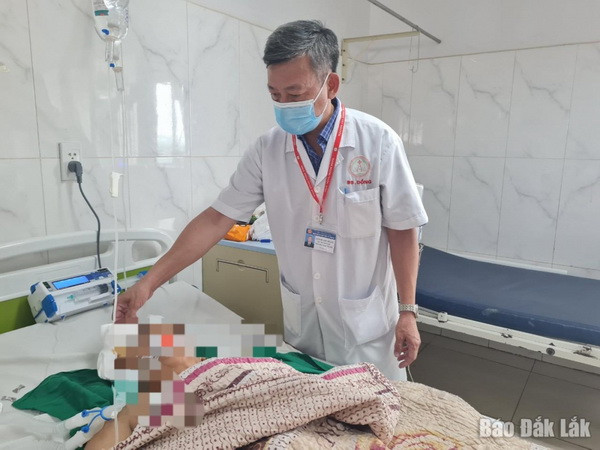 Bác sỹ tại Bệnh viên Đa khoa vùng Tây Nguyên đang điều trị cho bệnh nhân B. (Nguồn: Báo Đắk Lawsk)