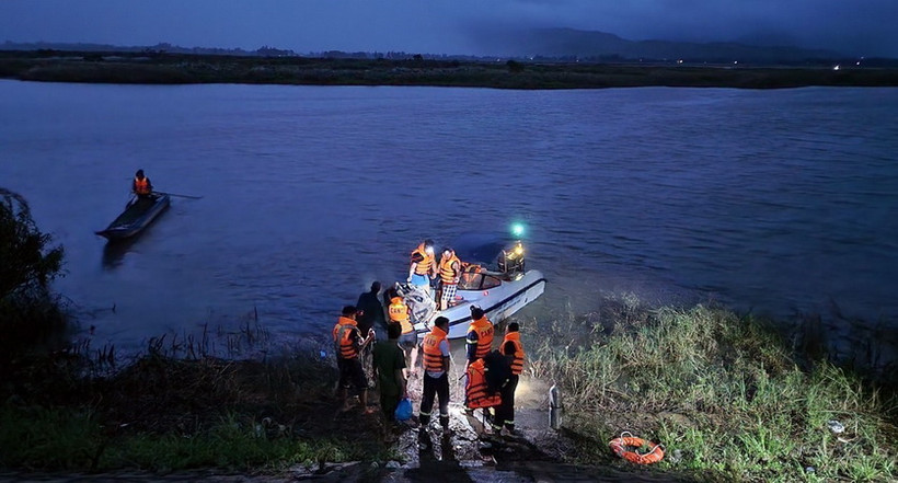 Tối 14/11, lực lượng chức năng tìm kiếm các nạn nhân bị mất tích. (Ảnh: TTXVN phát)