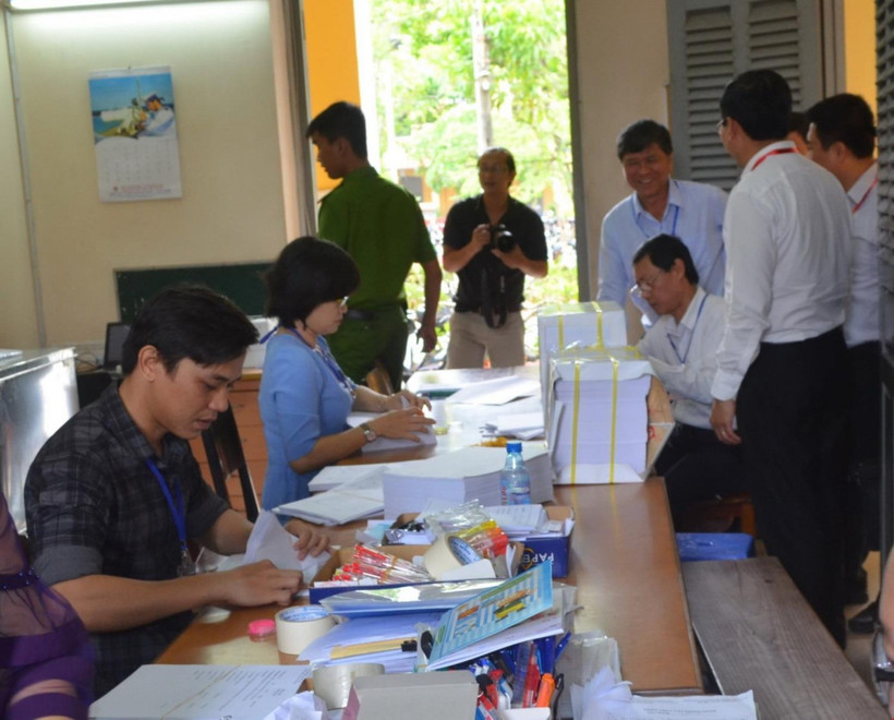 Đoàn công tác của Bộ Giáo dục và Đào tạo kiểm tra tại phòng thư ký chấm thi. (Ảnh: TTXVN phát)