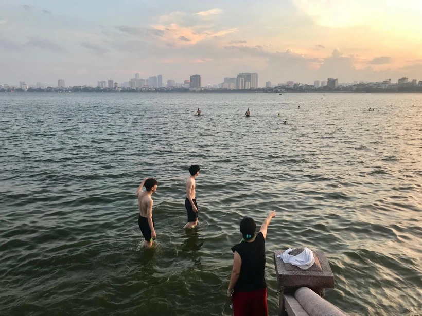 Bãi tắm tự phát hồ Tây đoạn phố Quảng Bá, quận Tây Hồ, thành phố Hà Nội. (Ảnh: Hồng Thắm/TTXVN)