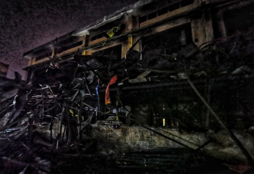 Nhà xưởng chỉ còn lại là đống đổ nát sau vụ cháy Công ty Cổ phần Bóng đèn phích nước Rạng Đông. (Ảnh: Thành Đạt/TTXVN)