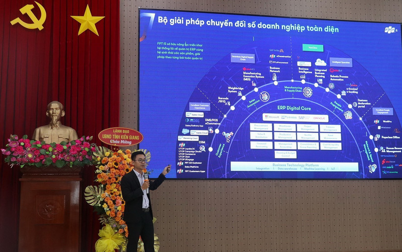 Chuyên gia trình bày tham luận tại hội thảo. (Ảnh: Lê Huy Hải/TTXVN)