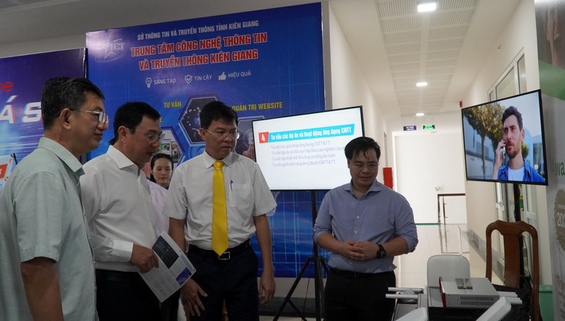 Phó Chủ tịch UBND tỉnh Kiên Giang Nguyễn Lưu Trung (thứ 3 từ trái qua) tham quan gian hàng trưng bày giới thiệu các mô hình, sản phẩm, giải pháp công nghệ. (Ảnh: Văn Sĩ/TTXVN)