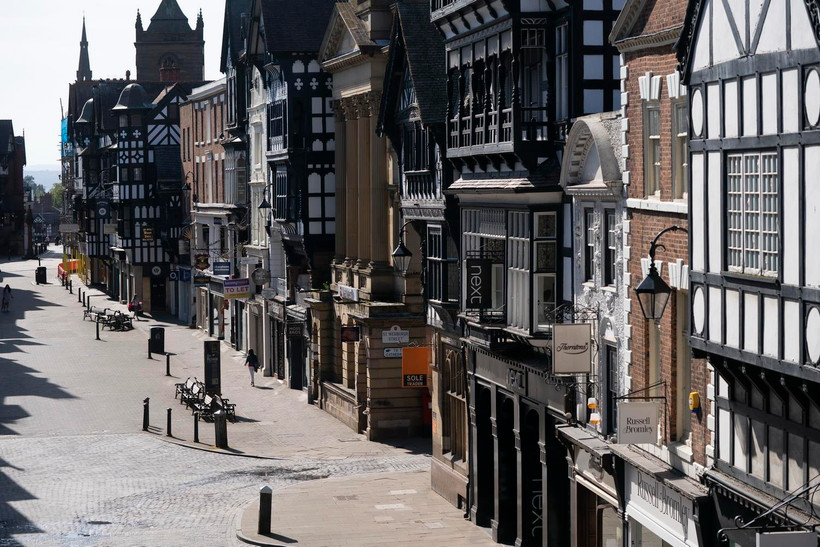 Cảnh vắng lặng và ảm đạm tại một điểm du lịch ở Chester, Anh do dịch COVID-19. (Ảnh: THX/TTXVN)