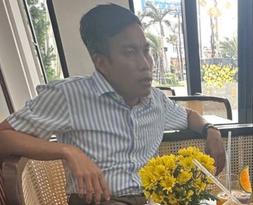 Đối tượng Lê Hải (sinh năm 1970, hiện đang công tác tại Ủy ban Kiểm tra Tỉnh ủy tỉnh Phú Yên, trước đây Hải công tác tại Viện kiểm sát Nhân dân tỉnh Phú Yên) khi bị bắt. (Ảnh: TTXVN phát)