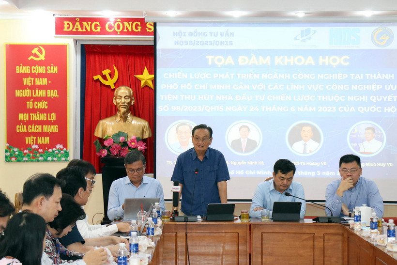 Các đại biểu chủ trì Tọa đàm. (Ảnh: Tiến Lực/TTXVN)