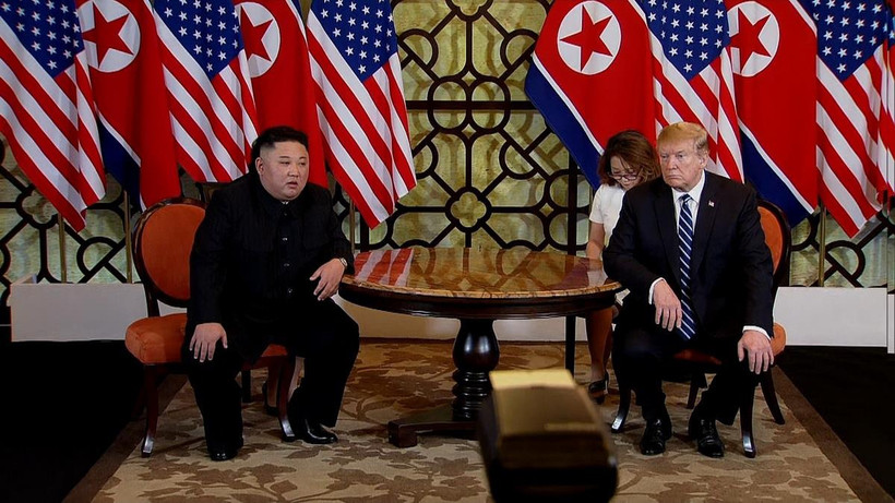 Tổng thống Mỹ Donald Trump và Chủ tịch Triều Tiên Kim Jong-un tại cuộc gặp. (Ảnh: TTXVN)
