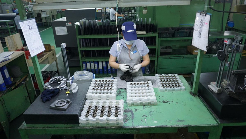 Sản xuất máy may công nghiệp và các thành phần mài tại Công ty Juki Việt Nam. (Ảnh: TTXVN)