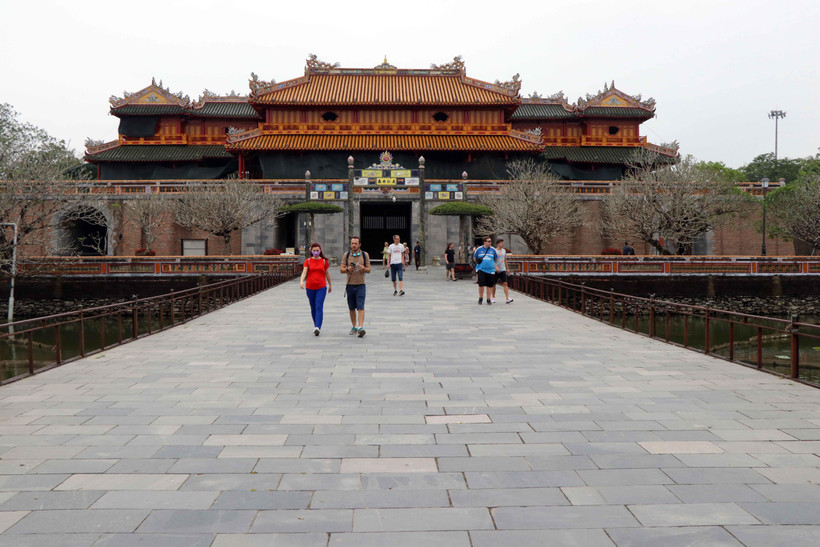 khách du lịch tham quan Cố đô Huế. (Ảnh: Đỗ Trưởng/TTXVN)