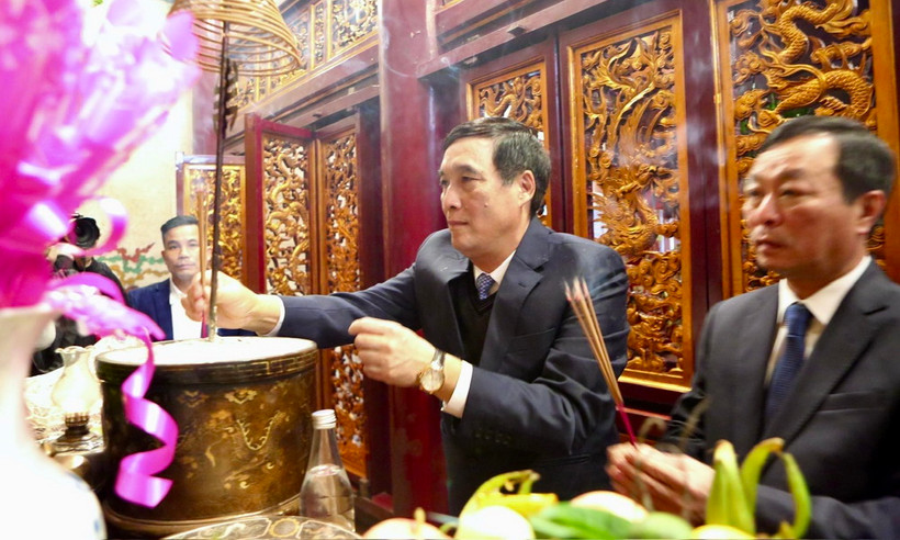 Bí thư Tỉnh ủy Bùi Minh Châu và Chủ tịch UBND tỉnh Bùi Văn Quang dâng hương tưởng nhớ các Vua Hùng. (Ảnh: Đại Lâm/TTXVN)