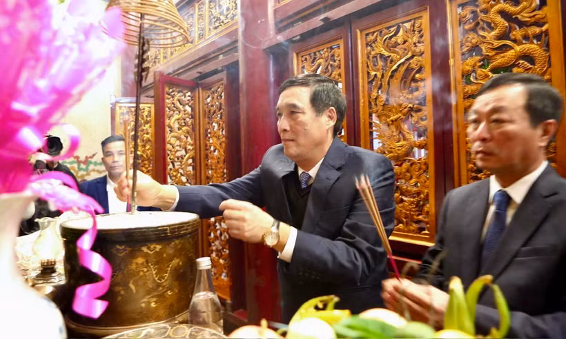 Bí thư Tỉnh ủy Bùi Minh Châu và Chủ tịch UBND tỉnh Bùi Văn Quang dâng hương tưởng nhớ các Vua Hùng. (Ảnh: Đại Lâm/TTXVN)