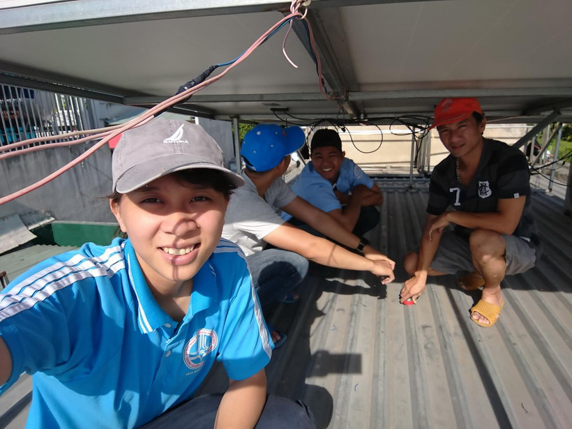 Nguyễn Thị Thùy Linh trong một lần khảo sát lắp đặt hệ thống điện năng lượng mặt trời áp mái. (Ảnh TTXVN phát)