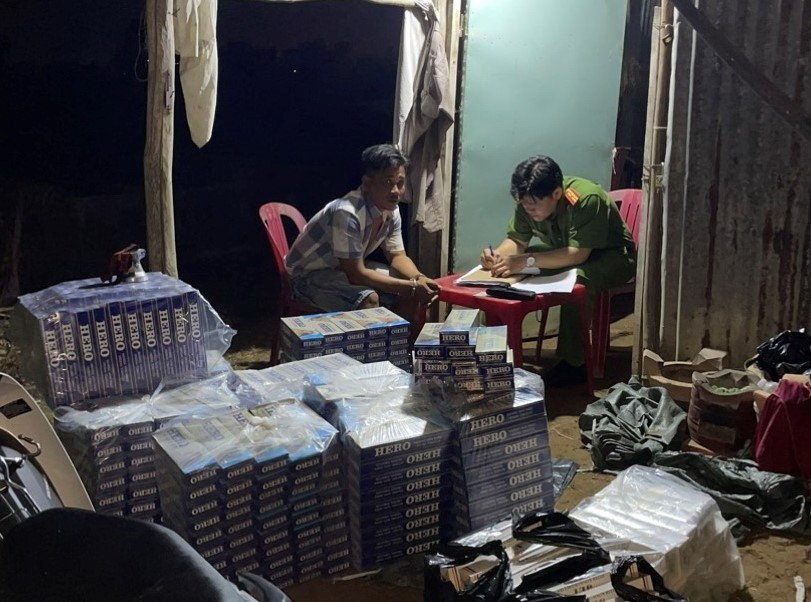 Tang vật thu giữ tại hiện trường. (Ảnh: TTXVN phát)