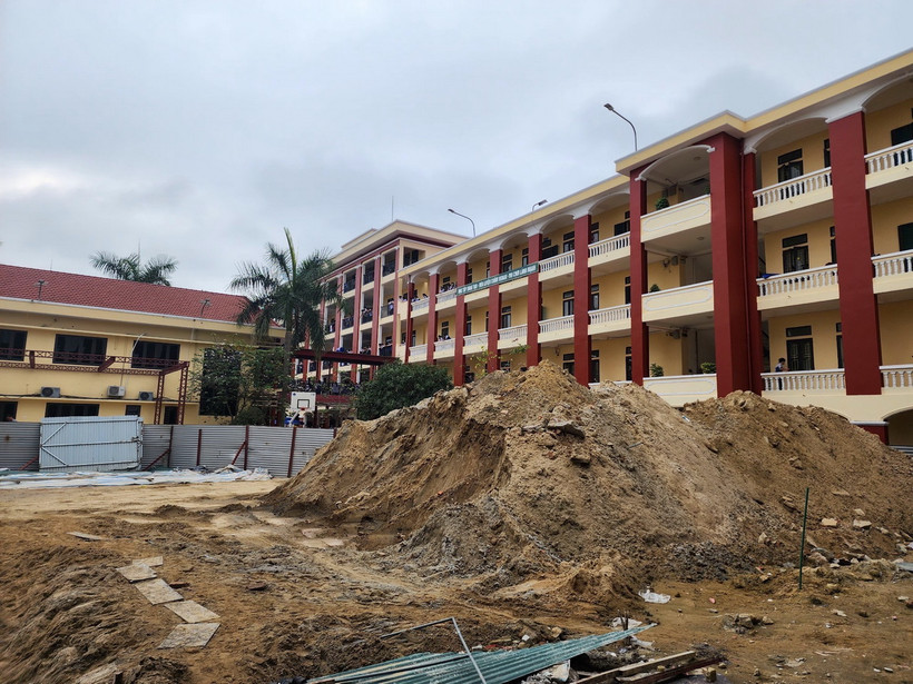 Dự án “Dự án xây dựng một số hạng mục Trường THPT Dân tộc nội trú Nghệ An” nguy cơ chậm tiến độ do vướng 2 hộ dân chưa chịu bàn giao mặt bằng. (Ảnh: TTXVN phát)