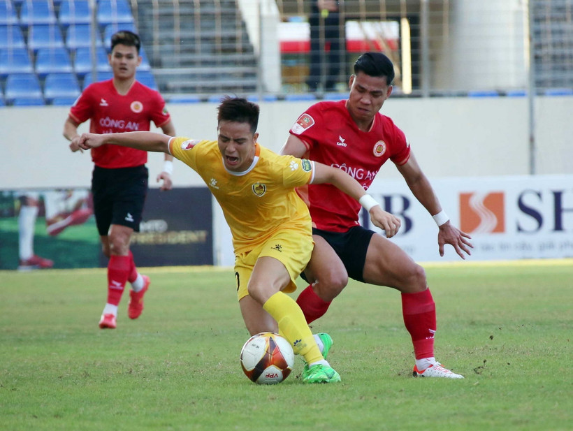 Pha tranh bóng quyết liệt giữa cầu thủ hai đội. (Ảnh: Trần Lê Lâm/TTXVN)