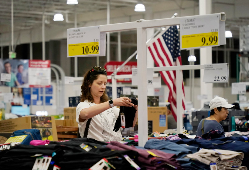 Người tiêu dùng mua sắm tại siêu thị ở Foster City, bang California, Mỹ. (Ảnh: THX/TTXVN)