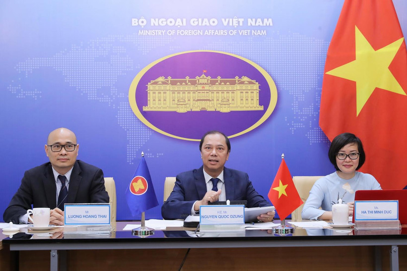 Thứ trưởng Bộ Ngoại giao Nguyễn Quốc Dũng (giữa); Vụ trưởng Vụ Chính sách thương mại đa biên, Bộ Công Thương Lương Hoàng Thái; Phó Vụ trưởng Vụ Hợp tác quốc tế, Bộ Lao động-Thương binh và Xã hội Hà Thị Minh Đức dự Diễn đàn Truyền thông ASEAN lần thứ tư.