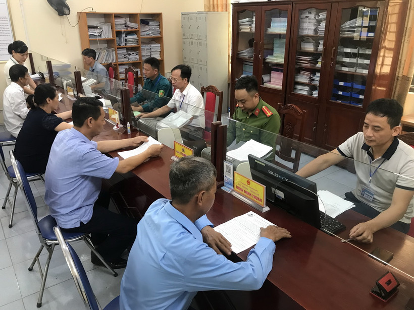 Phòng một cửa tại Ủy ban Nhân dân xã Quảng Nghiệp huyện Tứ Kỳ ứng dụng công nghệ thông tin trong Cải cách thủ tục hành chính ở xã. (Ảnh: Tiến Vĩnh/TTXVN)