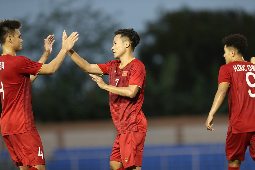 Tiền vệ Việt Hưng (7) ăn mừng bàn thắng với đồng đội sau khi ghi được cho U22 Việt Nam trong trận ra quân gặp U22 Brunei. (Ảnh: Hoàng Linh/TTXVN)