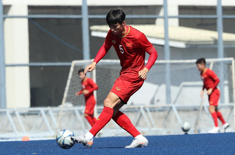 Hậu vệ Đoàn Văn Hậu tại buổi tập. (Ảnh: Hoàng Linh/TTXVN)