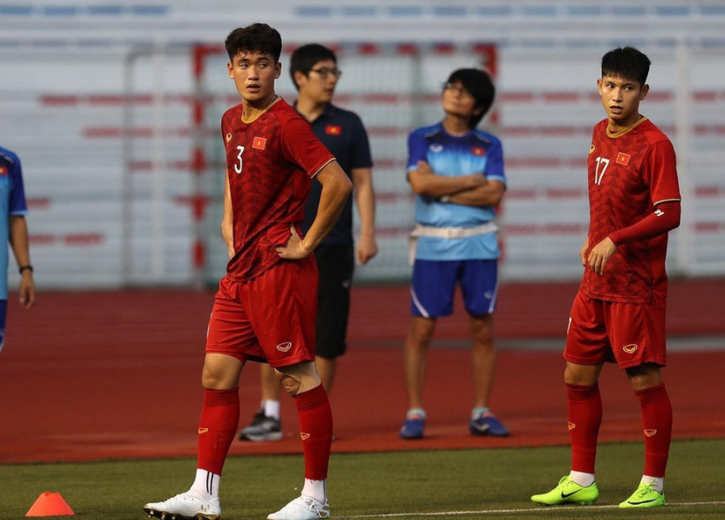 Hậu vệ Tấn Sinh (trái) và tiền vệ Trọng Hùng chấn thương. (Ảnh: Hoàng Linh/TTXVN)