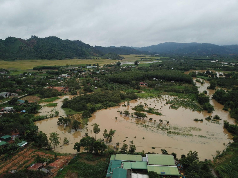 Mưa lớn khiến nhiều nơi bị ngập cục bộ, thiệt hại nặng. (Ảnh: Đặng Tuấn/TTXVN)