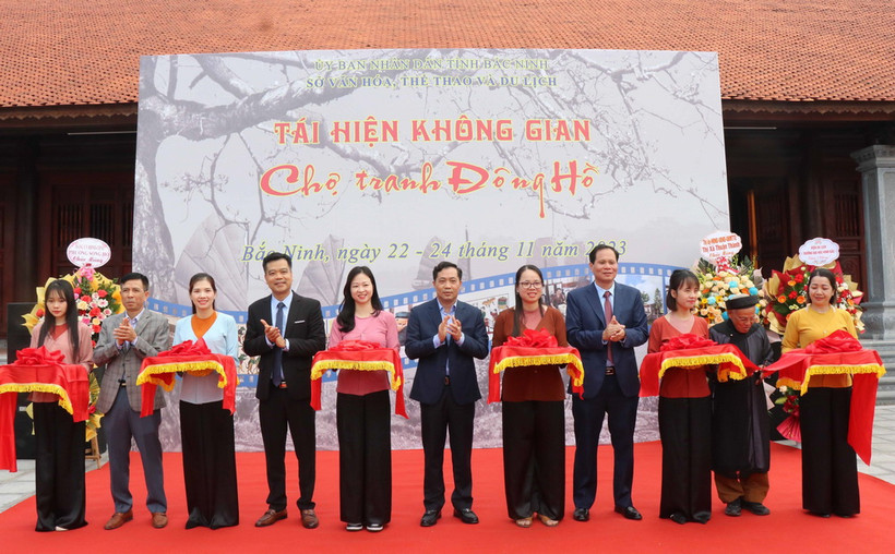 Các đại biểu cắt băng khánh thành trưng bày. (Ảnh: Thanh Thương/TTXVN)