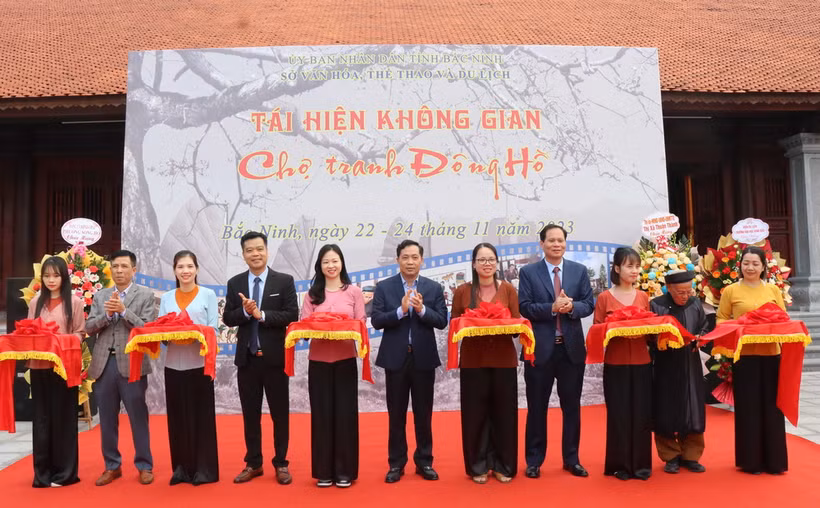 Các đại biểu cắt băng khánh thành trưng bày. (Ảnh: Thanh Thương/TTXVN)