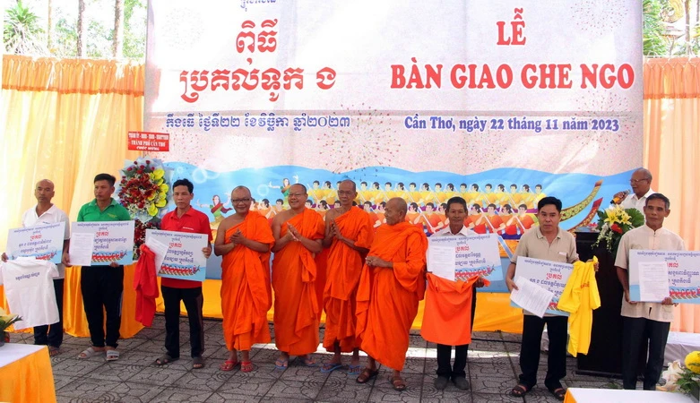 Hội Đoàn kết sư sãi yêu nước thành phố Cần Thơ trao quyết định bàn giao ghe ngo cho đại diện các chùa và Học viện Phật giáo Nam tông Khmer trên địa bàn. (Ảnh: Trung Kiên/TTXVN)