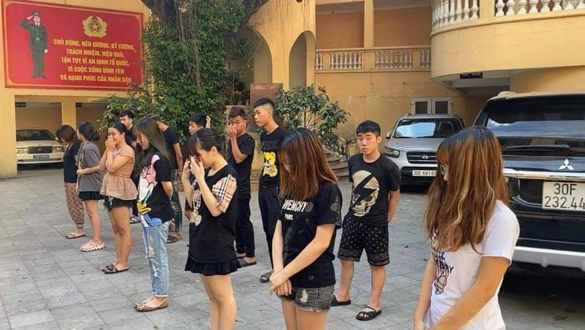 Các đối tượng bị tạm giữ (Ảnh: Công an quận Hoàn Kiếm cung cấp) 