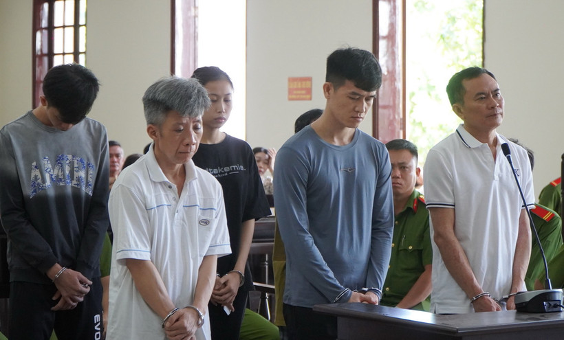 Nguyễn Thành Nguyễn (đứng giữa), Giám đốc Trung tâm đăng kiểm xe cơ giới 66-02D. (Ảnh: Nhựt An/TTXVN)