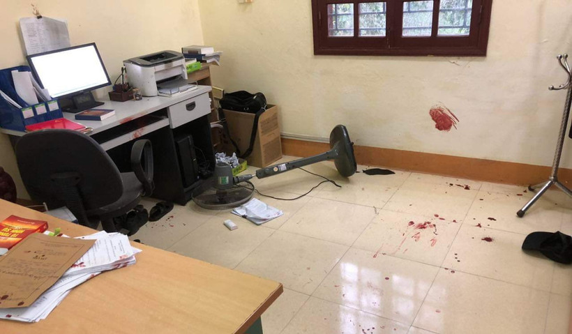 Phòng làm việc của ông Q. ngổn ngang vật dụng, có nhiều vết máu. (Nguồn: Báo Quảng Trị)