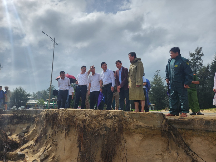 Phó Chủ tịch UBND tỉnh Thừa Thiên-Huế Hoàng Hải Minh cùng lãnh đạo các ban, ngành liên quan kiểm tra tình hình sạt lở tại xã Phú Thuận. (Ảnh: Mai Trang/TTXVN)