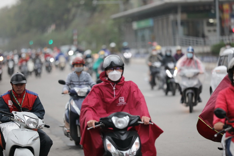 Thủ đô Hà Nội nhiều mây, có mưa nhỏ vài nơi. Gió Đông Bắc cấp 3; trời rét. Nhiệt độ thấp nhất 15-17 độ C. Nhiệt độ cao nhất 18-20 độ C. (Ảnh: Thanh Tùng/TTXVN)