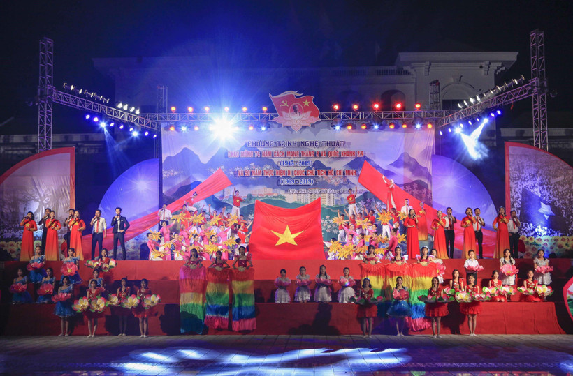 Một tiết mục văn nghệ tại chương trình. Ảnh: Xuân Tư/TTXVN)