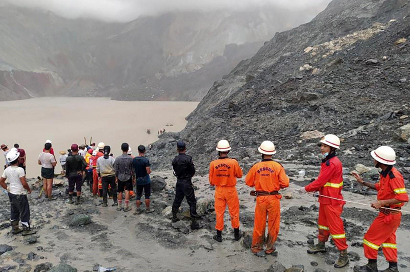 Lực lượng cứu hộ tìm kiếm nạn nhân tại hiện trường vụ lở đất ở bang Kachin, Myanmar ngày 2/7. (Ảnh: EPA/TTXVN)