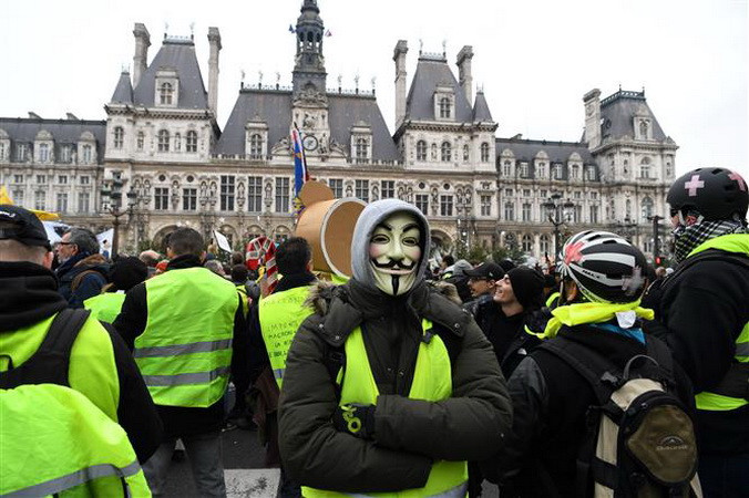 Người biểu tình "Áo vàng" tập trung tại thủ đô Paris, Pháp, ngày 5/1. (Ảnh: AFP/TTXVN)