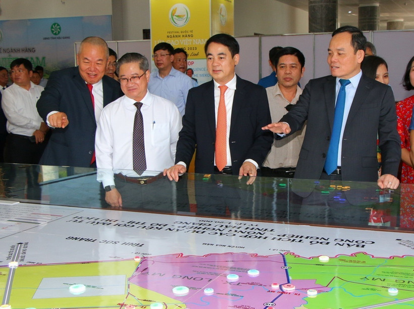 Phó Thủ tướng Chính phủ Trần Lưu Quang và lãnh đạo tỉnh Hậu Giang xem sa bàn Quy hoạch tỉnh. (Ảnh: Duy Khương/TTXVN)